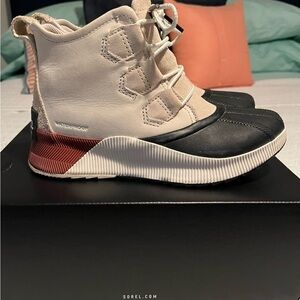 Sorel Women's Black and Cream Winter Boots